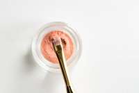 Draped blush is de makeuptrend die je gezicht een lift geeft