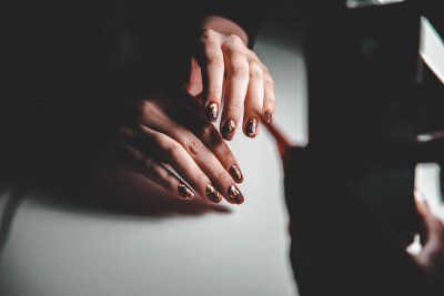 Zo maak je thuis cat eye nagels met magnetisch lakken