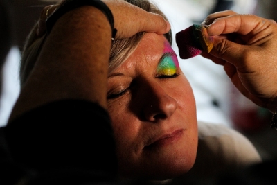 Zo draag je gekleurde mascara zonder overdreven te lijken